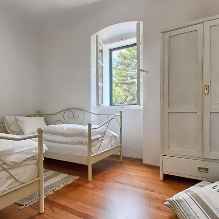 Lighthouse Crna Punta * Brovinje