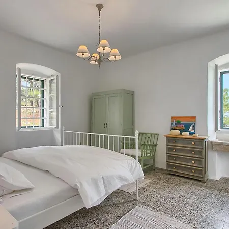 Lighthouse Crna Punta * Brovinje