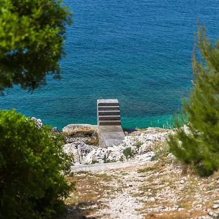 Lighthouse Crna Punta * Brovinje