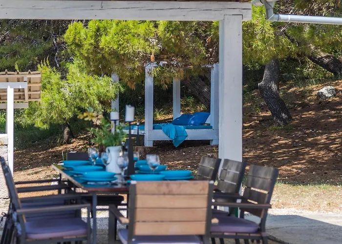 Vikendica Lighthouse Crna Punta Brovinje