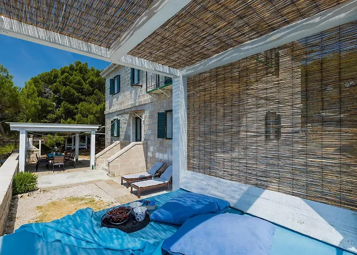 Vikendica Lighthouse Crna Punta *