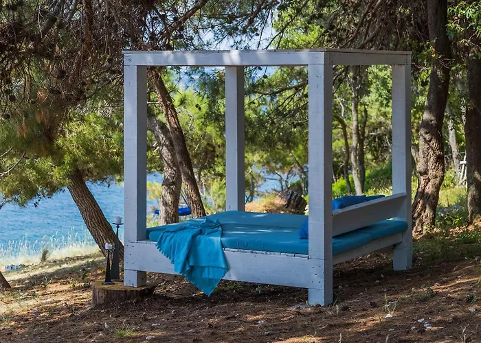 Lighthouse Crna Punta Brovinje