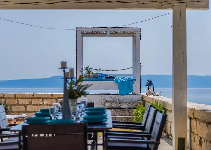 Vikendica Lighthouse Crna Punta Brovinje