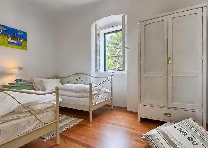 Lighthouse Crna Punta * Brovinje