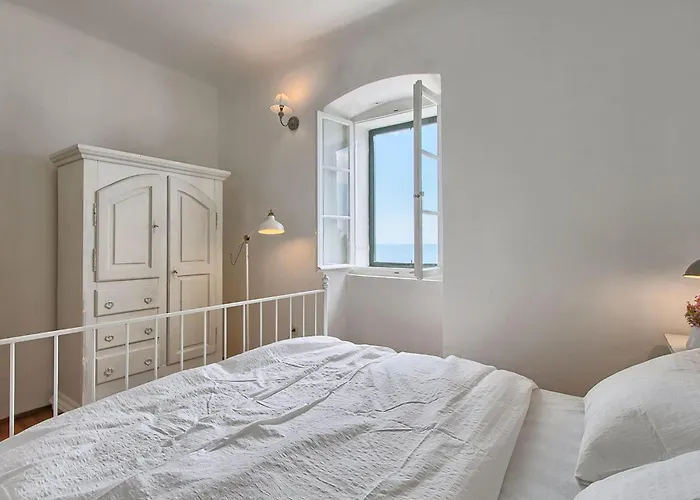 Vikendica Lighthouse Crna Punta