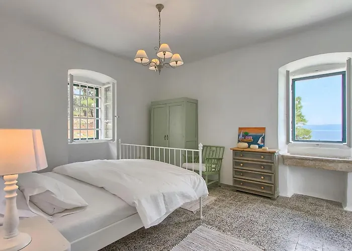 Lighthouse Crna Punta * Brovinje