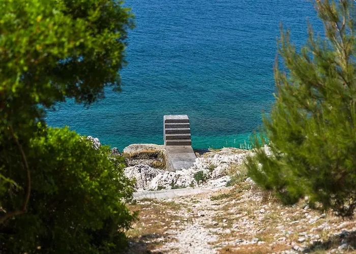 Lighthouse Crna Punta * Brovinje